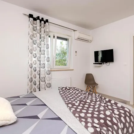 Hébergement de vacances Lovely In Prodol With Swimming Pool *