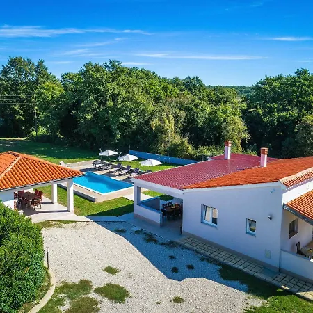 Lovely In Prodol With Swimming Pool Hébergement de vacances